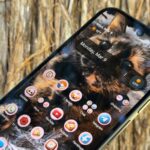 Uma imagem destacando a tela inicial do Pixel Launcher sem nomes de ícones de aplicativos.