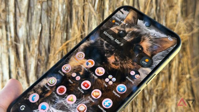 Uma imagem destacando a tela inicial do Pixel Launcher sem nomes de ícones de aplicativos.