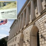 Um formulário fiscal 1040, um cheque do Tesouro dos EUA e uma nota de US$ 100 em uma superfície de madeira.