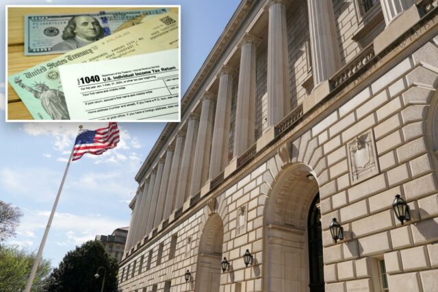 Um formulário fiscal 1040, um cheque do Tesouro dos EUA e uma nota de US$ 100 em uma superfície de madeira.