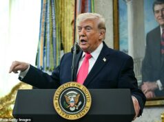 O Irã REJEITA o plano de paz de Trump enquanto uma força de invasão terrestre dos EUA com 7.000 homens se aglomera na porta de Teerã Donald Trump fala aos repórteres no Salão Oval na terça-feira