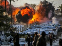 O Irã afirma que UM MILHÃO de combatentes estão preparados para a invasão dos EUA, enquanto o novo governo linha-dura exige uma escalada nuclear assustadora Uma bola de fogo irrompe após um ataque israelense perto de um acampamento que abriga pessoas deslocadas pela guerra no centro da Faixa de Gaza, em 25 de março.