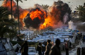 O Irã afirma que UM MILHÃO de combatentes estão preparados para a invasão dos EUA, enquanto o novo governo linha-dura exige uma escalada nuclear assustadora Uma bola de fogo irrompe após um ataque israelense perto de um acampamento que abriga pessoas deslocadas pela guerra no centro da Faixa de Gaza, em 25 de março.