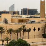 A sede da embaixada dos EUA em Riade, na Arábia Saudita, foi fotografada na terça-feira depois de ter sido atingida por supostos ataques de drones iranianos. O Washington Post informou que a estação da CIA localizada na embaixada foi explodida