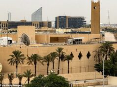 O Irã ataca a base da CIA na Arábia Saudita em uma enorme vitória simbólica, enquanto a agência de espionagem arma militantes islâmicos para desencadear um levante A sede da embaixada dos EUA em Riade, na Arábia Saudita, foi fotografada na terça-feira depois de ter sido atingida por supostos ataques de drones iranianos. O Washington Post informou que a estação da CIA localizada na embaixada foi explodida