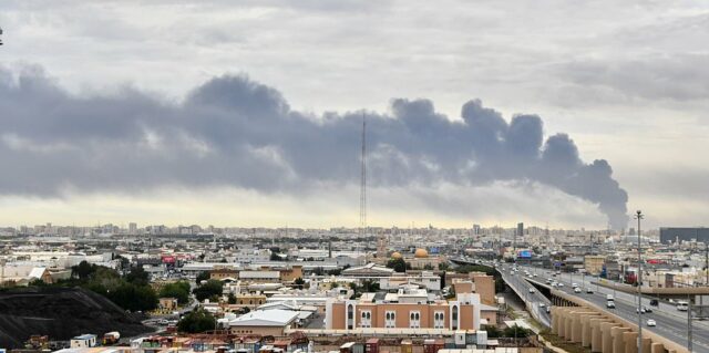 O Irã dispara mísseis contra bases militares americanas no Golfo e diz que os EUA estão “negociando entre si” – atualizações ao vivo
