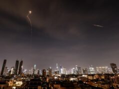 O Irã envia ondas de mísseis contra Israel e rejeita o discurso de Trump sobre negociações como ‘notícias falsas’ Yahoo news home