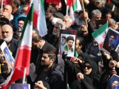 O Irã está ‘ativando células adormecidas fora do país’, diz alerta interceptado Iranianos se reúnem na Praça Enqelab para mostrar apoio ao recém-nomeado Líder Supremo, Aiatolá Mojtaba Khamenei, em Teerã