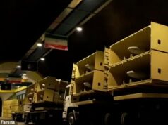 O Irã exibe uma extensa cidade subterrânea de mísseis com fileiras e mais fileiras de drones e foguetes – em meio a temores crescentes de que os EUA e seus aliados estejam queimando armamentos multimilionários Drones Shahed foram vistos em seus lançadores na traseira de dois caminhões