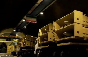 O Irã exibe uma extensa cidade subterrânea de mísseis com fileiras e mais fileiras de drones e foguetes – em meio a temores crescentes de que os EUA e seus aliados estejam queimando armamentos multimilionários Drones Shahed foram vistos em seus lançadores na traseira de dois caminhões