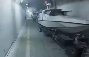 O Irã exibe uma oferta infinita de drones suicidas navais com os quais planeja paralisar a economia mundial, atacando mais petroleiros, fechando o Estreito de Ormuz e elevando o preço para US$ 200 o barril O Irão exibiu a sua armada de drones navais explosivos que está a utilizar para encerrar o Estreito de Ormuz e paralisar a economia global.