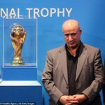 O presidente da Federação Iraniana de Futebol, Mehdi Taj (na foto com o troféu masculino da Copa do Mundo), lançou um ataque descontrolado à Austrália, acusando o governo de sequestrar e fazer reféns jogadores da seleção feminina nacional.