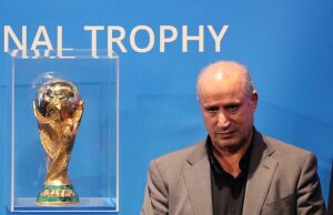 O Irã lança um ataque descontrolado à Austrália, acusando-o de fazer reféns um time de futebol – e comparando-o ao atentado à bomba na escola onde 160 meninas foram mortas O presidente da Federação Iraniana de Futebol, Mehdi Taj (na foto com o troféu masculino da Copa do Mundo), lançou um ataque descontrolado à Austrália, acusando o governo de sequestrar e fazer reféns jogadores da seleção feminina nacional.