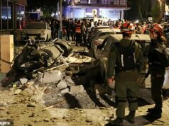 O Irã promete vingança pelo assassinato do chefe de segurança enquanto Teerã lança uma barragem de mísseis contra Israel e as nações do Golfo: atualizações ao vivo Os socorristas inspecionam os danos no local de um ataque com mísseis em Ramat Gan, nos arredores de Tel-Aviv, Israel, em 18 de março de 2026. (Foto de Ilia YEFIMOVICH / AFP via Getty Images)