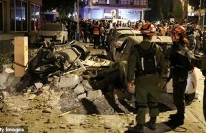 O Irã promete vingança pelo assassinato do chefe de segurança enquanto Teerã lança uma barragem de mísseis contra Israel e as nações do Golfo: atualizações ao vivo Os socorristas inspecionam os danos no local de um ataque com mísseis em Ramat Gan, nos arredores de Tel-Aviv, Israel, em 18 de março de 2026. (Foto de Ilia YEFIMOVICH / AFP via Getty Images)