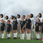 O Irã saúda e canta o hino nacional durante a Copa Asiática Feminina da AFC de 2026
