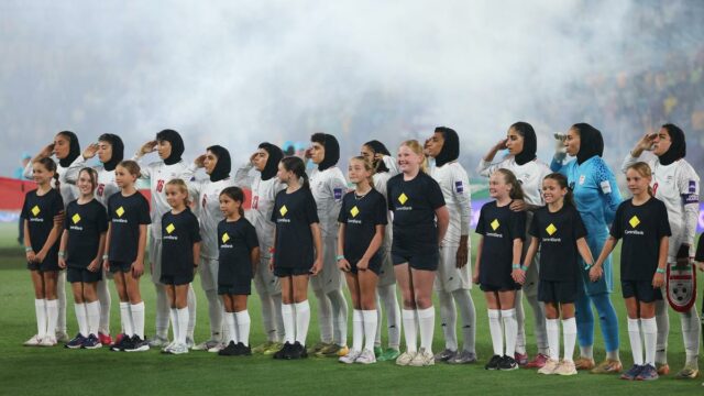 O Irã saúda e canta o hino nacional durante a Copa Asiática Feminina da AFC de 2026
