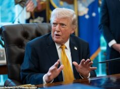 ‘O Irã tem as cartas agora’: Trump ficou exposto enquanto aliados rejeitavam o plano de Hormuz e aumentavam os temores de uma jogada desesperada O presidente Donald Trump faz comentários à mídia ao assinar uma ordem executiva no Salão Oval da Casa Branca em Washington, DC na segunda-feira, 16 de março