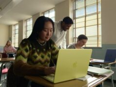 O MacBook Neo é ‘o MacBook mais reparável’ em anos, de acordo com o iFixit young woman seated at a classroom desk using a MacBook Neo