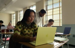 O MacBook Neo é ‘o MacBook mais reparável’ em anos, de acordo com o iFixit young woman seated at a classroom desk using a MacBook Neo