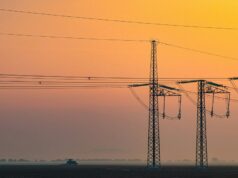 O MacBook Neo não suporta oficialmente carregamento rápido, mas um carregador mais robusto ajuda O MacBook Neo não suporta oficialmente carregamento rápido, mas carregadores mais robustos ajudam | A foto mostra a silhueta de postes de eletricidade contra o nascer do sol