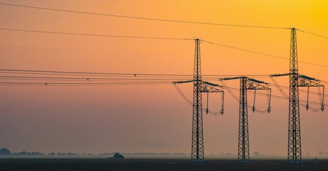 O MacBook Neo não suporta oficialmente carregamento rápido, mas carregadores mais robustos ajudam | A foto mostra a silhueta de postes de eletricidade contra o nascer do sol