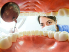 O Medicaid está pagando por mais atendimento odontológico. Os cortes do Partido Republicano ameaçam reverter a tendência. Desenho animado de Clay Bennett