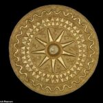 Decorado com um padrão de sol distinto, este é o maior dos discos de alma Asante do Museu Britânico, ou akrafokonmu, com um diâmetro de 21,5 centímetros