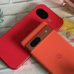 Google Pixel 10a encostado em uma árvore verde