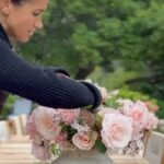 O príncipe Harry elogiou as habilidades de arranjos de flores de sua esposa em um novo vídeo compartilhado por Meghan Markle