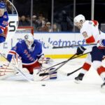 O goleiro do Rangers, Igor Shesterkin (31), faz uma defesa em um chute do defensor do Florida Panthers, Dmitry Kulikov (7), em 29 de março de 2026.