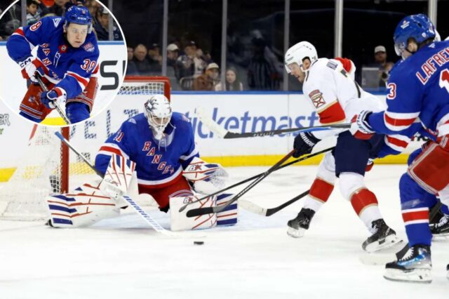 O Rangers venceu o Panthers em um duelo muito diferente O goleiro do Rangers, Igor Shesterkin (31), faz uma defesa em um chute do defensor do Florida Panthers, Dmitry Kulikov (7), em 29 de março de 2026.