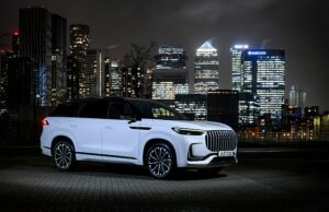 O ‘Temu Range Rover’ com capacidade para sete: £ 45 mil Jaecoo 8 é o maior e mais luxuoso carro da marca chinesa até agora Jaecoo - a montadora chinesa que já é incrivelmente popular na Grã-Bretanha - revelou um carro-chefe semelhante ao Range Rover com até 7 lugares - embora por apenas um terço do preço