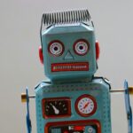 WhatsApp se junta à terrível tendência de respostas escritas a mensagens por IA | Robô de brinquedo de aparência grosseira mostrado.