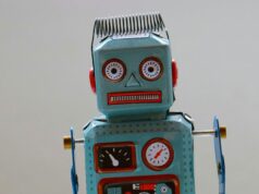 O WhatsApp se junta à tendência terrível de respostas escritas a mensagens por IA WhatsApp se junta à terrível tendência de respostas escritas a mensagens por IA | Robô de brinquedo de aparência grosseira mostrado.