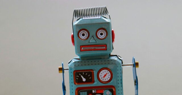 WhatsApp se junta à terrível tendência de respostas escritas a mensagens por IA | Robô de brinquedo de aparência grosseira mostrado.