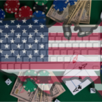 O abuso de bônus lidera o cenário de fraudes em jogos de azar online na América do Norte. Ilustração de um mapa e uma bandeira dos EUA sobrepostos a um teclado de computador cercado por fichas de pôquer, cartas de baralho, dados e dinheiro, representando jogos de azar online e fraudes nos Estados Unidos.