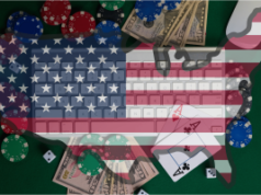 O abuso de bônus aumenta nas plataformas de jogos online da América do Norte, segundo relatório O abuso de bônus lidera o cenário de fraudes em jogos de azar online na América do Norte. Ilustração de um mapa e uma bandeira dos EUA sobrepostos a um teclado de computador cercado por fichas de pôquer, cartas de baralho, dados e dinheiro, representando jogos de azar online e fraudes nos Estados Unidos.