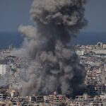 BEIRUTE, LÍBANO - 11 DE MARÇO: Fumaça sobe de um prédio atingido por um atentado a bomba em 11 de março de 2026 em Beirute, Líbano. Israel continuou o seu ataque aéreo e terrestre ao Líbano depois do Hezbollah, o grupo militante apoiado pelo Irão no Líbano, ter lançado mísseis contra Israel, no que disse ser uma retaliação pela guerra conjunta EUA-Israel contra o Irão. (Foto de Adri Salido/Getty Images)