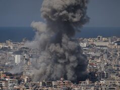 O aeroporto de Dubai é atacado por drones, deixando quatro feridos e passageiros levados para abrigos enquanto o Irã continua os ataques: atualizações ao vivo BEIRUTE, LÍBANO - 11 DE MARÇO: Fumaça sobe de um prédio atingido por um atentado a bomba em 11 de março de 2026 em Beirute, Líbano. Israel continuou o seu ataque aéreo e terrestre ao Líbano depois do Hezbollah, o grupo militante apoiado pelo Irão no Líbano, ter lançado mísseis contra Israel, no que disse ser uma retaliação pela guerra conjunta EUA-Israel contra o Irão. (Foto de Adri Salido/Getty Images)