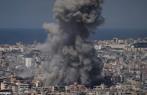 O aeroporto de Dubai é atacado por drones, deixando quatro feridos e passageiros levados para abrigos enquanto o Irã continua os ataques: atualizações ao vivo BEIRUTE, LÍBANO - 11 DE MARÇO: Fumaça sobe de um prédio atingido por um atentado a bomba em 11 de março de 2026 em Beirute, Líbano. Israel continuou o seu ataque aéreo e terrestre ao Líbano depois do Hezbollah, o grupo militante apoiado pelo Irão no Líbano, ter lançado mísseis contra Israel, no que disse ser uma retaliação pela guerra conjunta EUA-Israel contra o Irão. (Foto de Adri Salido/Getty Images)