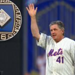 O ex-arremessador do New York Mets, Tom Seaver, acena durante a celebração do 40º aniversário do Campeonato Mundial de 1969, antes do Mets jogar contra o Philadelphia Phillies em seu jogo de beisebol da Liga Nacional da MLB em Nova York, em 22 de agosto de 2009.