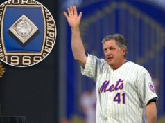 O anel de Tom Seaver do Mets World Series de 1969 é vendido por mais de US$ 850 mil em leilão O ex-arremessador do New York Mets, Tom Seaver, acena durante a celebração do 40º aniversário do Campeonato Mundial de 1969, antes do Mets jogar contra o Philadelphia Phillies em seu jogo de beisebol da Liga Nacional da MLB em Nova York, em 22 de agosto de 2009.
