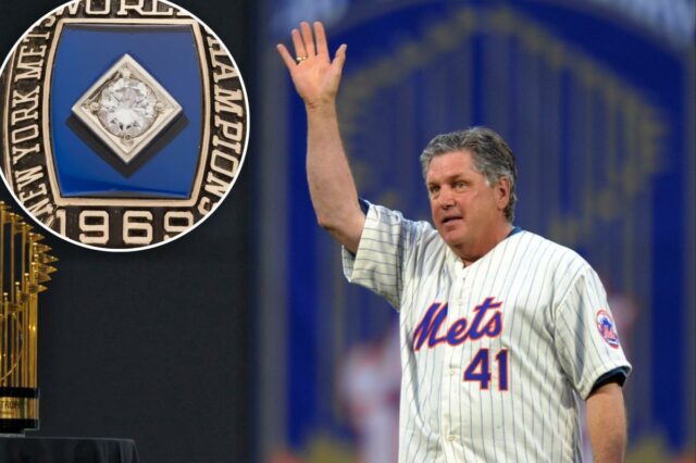 O anel de Tom Seaver do Mets World Series de O ex-arremessador do New York Mets, Tom Seaver, acena durante a celebração do 40º aniversário do Campeonato Mundial de 1969, antes do Mets jogar contra o Philadelphia Phillies em seu jogo de beisebol da Liga Nacional da MLB em Nova York, em 22 de agosto de 2009.