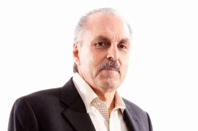 Joe Benigno, um homem de bigode, olhando para a câmera.