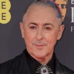 O apresentador do BAFTA, Alan Cumming, pede desculpas após a explosão de N-Word de John Davidson: 'A Trauma Triggering S-show'