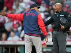 O árbitro da MLB, CB Bucknor, teve 6 chamadas anuladas durante um jogo em um momento embaraçoso do ABS O shortstop do Boston Red Sox, Trevor Story, discute com o árbitro CB Bucknor enquanto os treinadores intervêm durante um jogo contra o Cincinnati Reds.