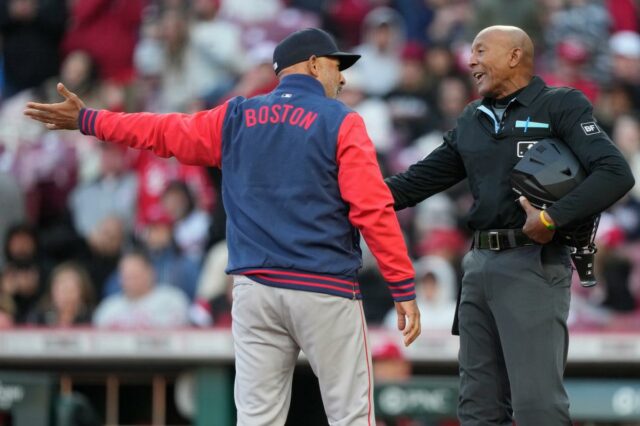 O árbitro da MLB, CB Bucknor, teve 6 chamadas anuladas O shortstop do Boston Red Sox, Trevor Story, discute com o árbitro CB Bucknor enquanto os treinadores intervêm durante um jogo contra o Cincinnati Reds.