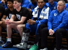 O armador do Duke, Caleb Foster, tem ‘chance remota’ de retornar por lesão para enfrentar o St. John’s no Sweet 16 O guarda ferido do Duke Blue Devils, Caleb Foster, usando uma bota de caminhada no banco. O guarda ferido do Duke Blue Devils, Caleb Foster (centro), observa usando uma bota de caminhada durante o segundo tempo contra o North Carolina Tar Heels, no Cameron Indoor Stadium.