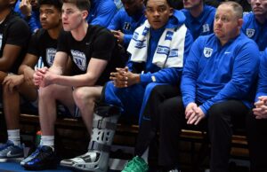 O armador do Duke, Caleb Foster, tem ‘chance remota’ de retornar por lesão para enfrentar o St. John’s no Sweet 16 O guarda ferido do Duke Blue Devils, Caleb Foster, usando uma bota de caminhada no banco. O guarda ferido do Duke Blue Devils, Caleb Foster (centro), observa usando uma bota de caminhada durante o segundo tempo contra o North Carolina Tar Heels, no Cameron Indoor Stadium.